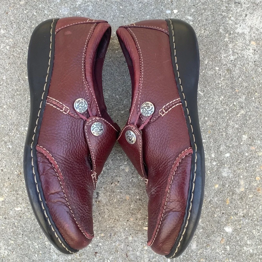 Clarks Bendables Womens 9M Burgundy Leather Slip On Loafers Button Detail 63066